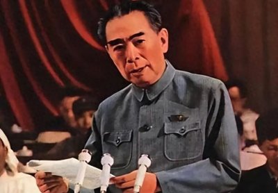 ​开国中将吴信泉：8个儿子，4个女儿，周总理调侃：你们家是舰空母