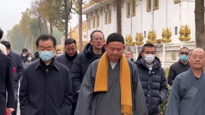 ​王健林近况：近70岁没退休，高僧陪同参观寺庙，万达不打算给儿子