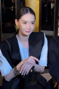 ​杨幂现身巴黎时装周，美得令人浑身打激灵，旁边的老外都看呆了！