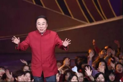 ​连续32年上春晚，冯巩今年首次没节目，咋过的年？