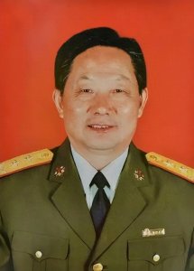 ​1996年，何道泉中将给邓公写信承认错误，之后被调到国防大学任职