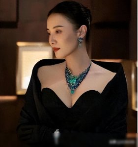 ​44岁的宋佳被曝两年前已低调结婚，老公是《白夜追凶》的导演王伟