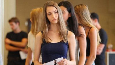 ​大量外国模特涌入中国，一开始才4000工资，为了生活只能去做兼职