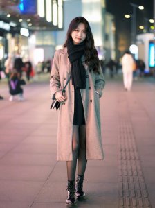 ​冬天穿“丝袜”，该如何搭配？借鉴以下穿搭技巧，可盐可甜可高级