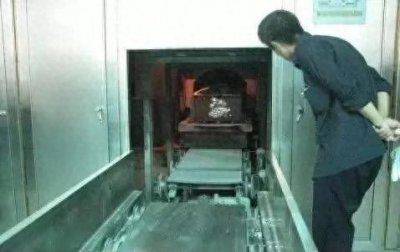 ​在火葬场工作的我，时不时会闻到一些不可描述的异味。