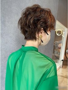 ​女人发型别管怎么剪，也要试试纹理烫短发，蓬松还时尚