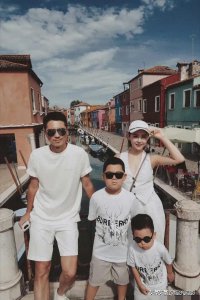 ​李小萌老公分享一家四口度假美照，大儿子像妈妈，二儿子像爸爸！