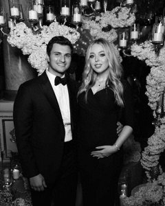 ​特朗普30岁小女儿手捧孕肚回父亲家，风格像梅拉尼娅，带了婆家人