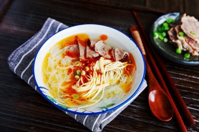 ​教你家常美味的牛肉粉丝汤，简单易做又有营养，隔壁小孩馋得不行