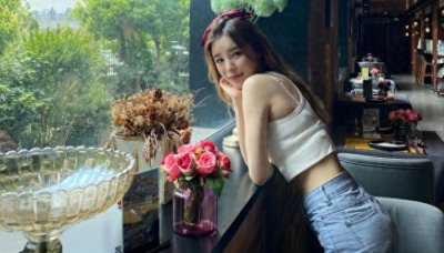 ​糖小幽深夜秀身材，doinb却在疯狂打赏女主播？身后的背景亮了