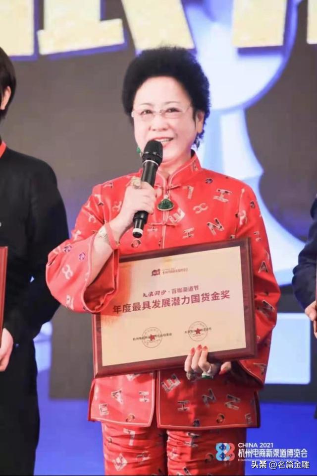 老板蚕丝被真假鉴别（24年坚守假一赔亿诚信品牌金加瀛创始人卢亚波蚕丝被怎么辨别真假）(1)