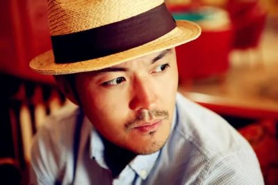 ​演员于小伟：和高圆圆恋爱2年，出道20年不火，娶普通妻子也幸福