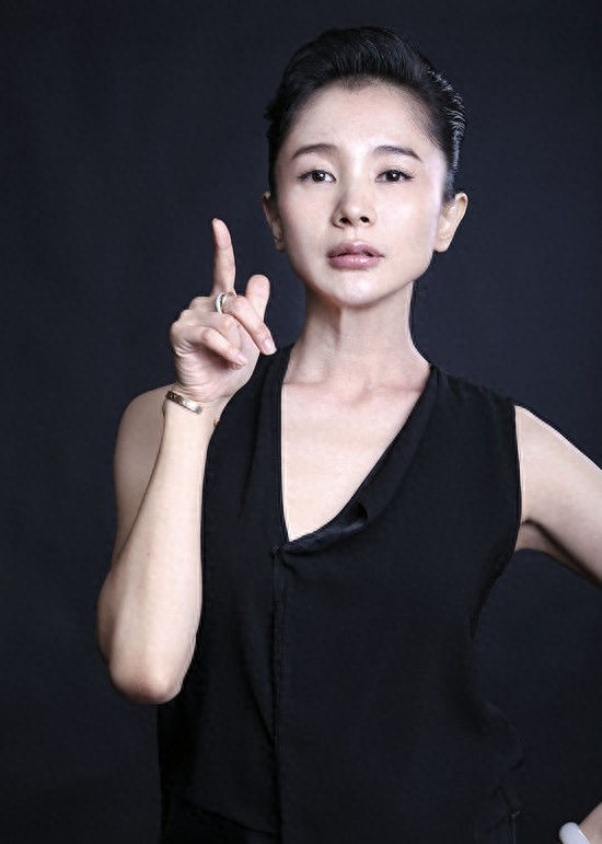 心机婊颂芝,刘钇彤戏里戏外两不同,多才多艺引赞誉