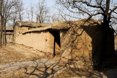 ​我73年当兵时，内急冲进旱厕撞见姑娘正在方便，她让我赔一条裤子