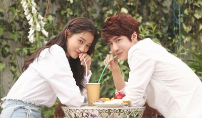 ​王一博和关晓彤拍MV，当他俯身偷亲关晓彤的那一刻，竟然害羞了