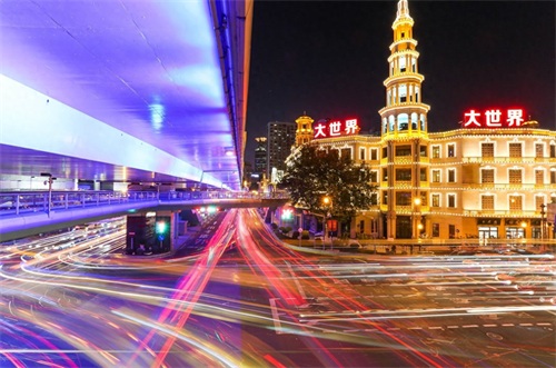 上海大世界是上海著名的游乐中心，深受很多游客喜欢