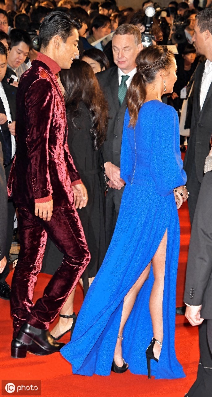 艾丽西亚·维坎德亮相东京国际电影节，蓝色连衣裙显清爽秀身材