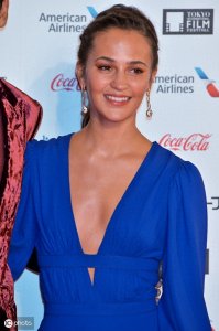 ​艾丽西亚·维坎德亮相东京国际电影节，蓝色连衣裙显清爽秀身材