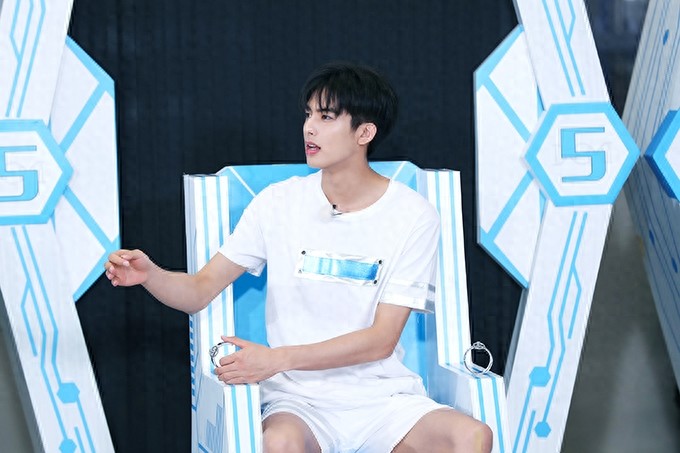 宋威龙燃爆《高能少年团》技能满点尽显少年风采