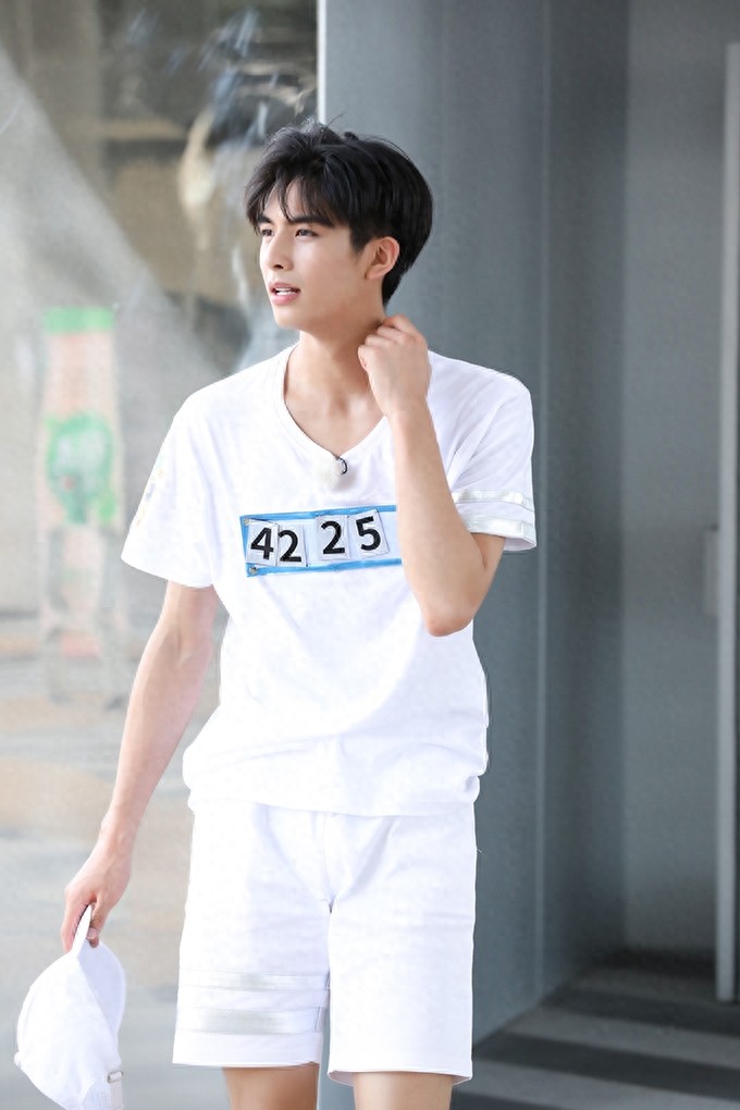 宋威龙燃爆《高能少年团》技能满点尽显少年风采