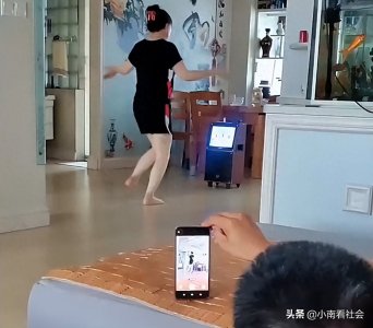 ​哭笑不得！安徽一妈妈客厅跳舞，爸爸“偷袭”式拍视频被女儿偷拍