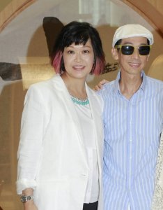 ​张柏芝陈冠希合照破冰，林忆莲成为第三者，娱乐圈有一种爱叫放手