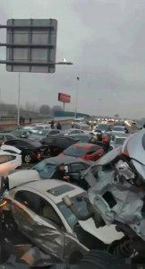 ​江苏苏州葑亭大道高架桥上发生了罕见的百车相撞大型连环车祸