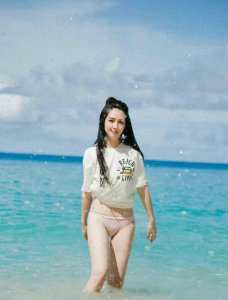 ​郭碧婷早期还在男人装拍过这么性感的照片，嫁进向家后应该不行了