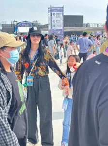 ​姚晨女儿小茉莉近照曝光，7岁高高瘦瘦眼睛嘴巴都像妈，女神范足