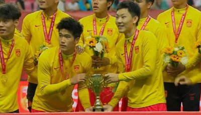 ​中国男足2-0夺冠！U19国足踩着韩国队，捧起冠军奖杯，太争气了