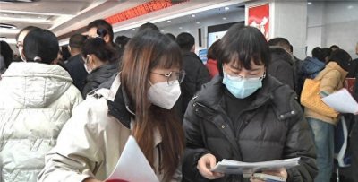 ​诸城：新春首场招聘会供需两旺 200多家企业提供15000多个就业岗位