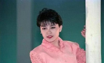 ​知三当三，曾插足别人婚姻害惨何静，如今62岁想要重回歌坛