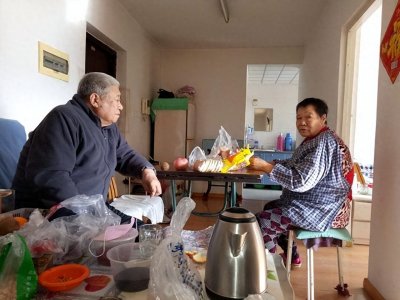 ​老两口买了郊区房子养老，住了5年多，后悔了，但已没办法离开了