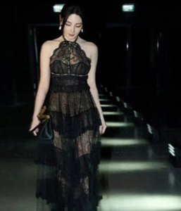 ​张雨绮的身材真有料！一袭黑色透视蕾丝裙风情万种，美到国外去！