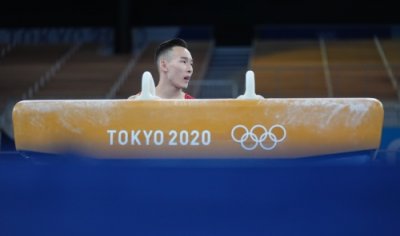 ​体操——中国男子体操队进行赛台训练