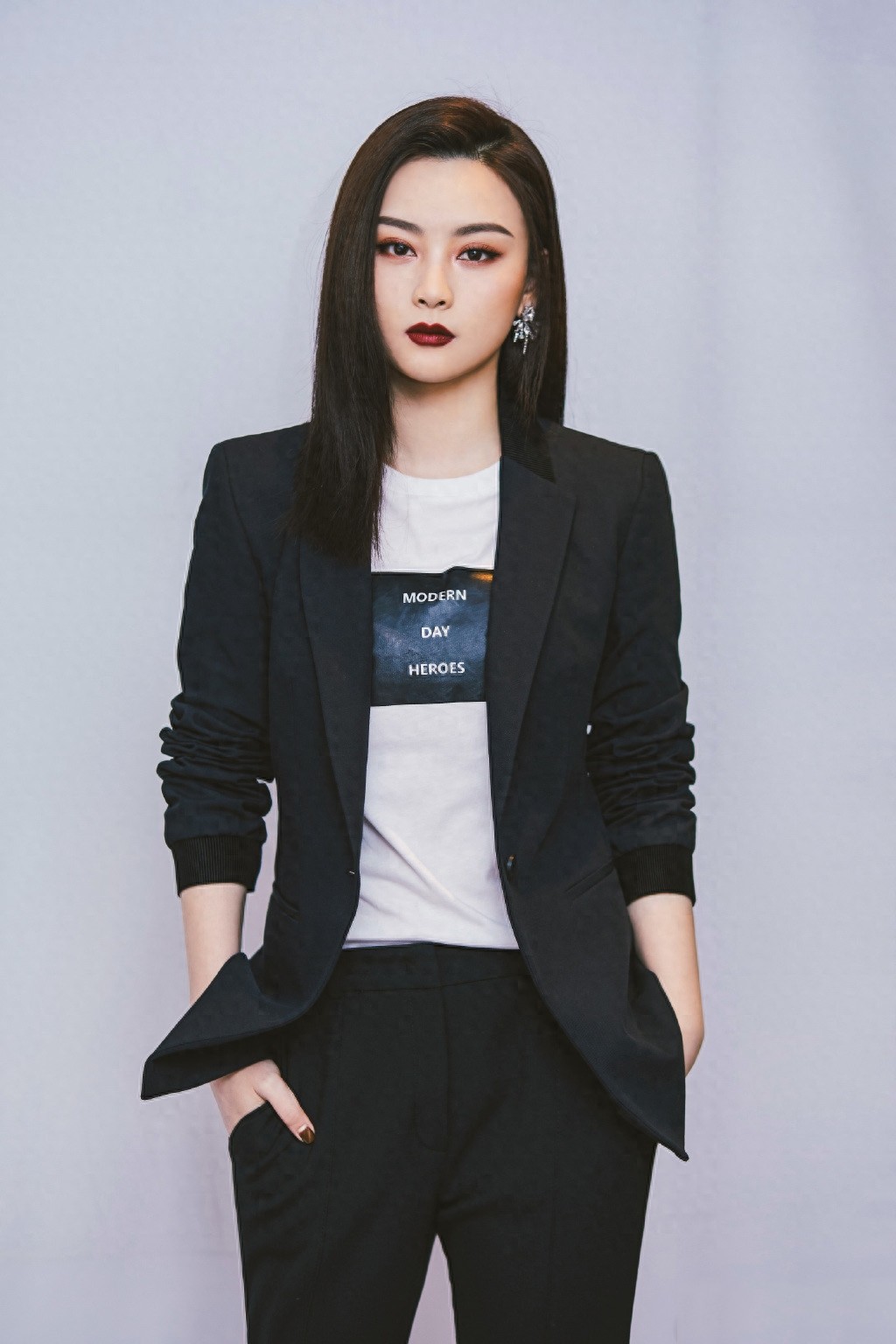 尚语贤 西装酷飒写真，电影《唐人街2》kiko 天才黑客的