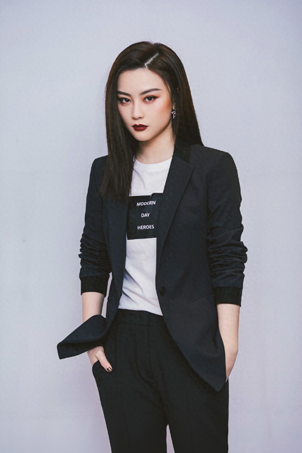 尚语贤 西装酷飒写真，电影《唐人街2》kiko 天才黑客的