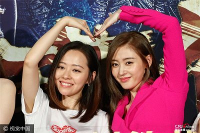 ​《鲛珠传》首映 张天爱玫红西装与张靓颖霸气比心