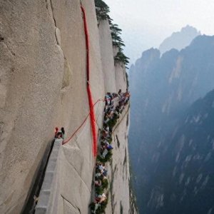 ​华山长空栈道多数人不敢上去