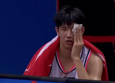 ​争议！广东队小将媚骨被打开，血流满面，杜锋不满裁判吹罚吃T