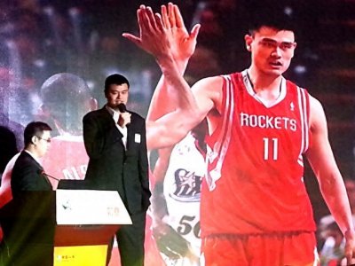 ​姚明与麦迪：东西方篮球传奇的交汇与差异