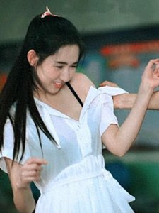 ​惊！王玉雯透校服露内衣演高中生，青春剧 or 擦边剧引全网激辩