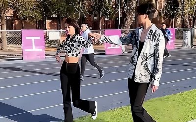 ​某校女学生操场“热舞”，因穿着引热议，网友：幸亏不是我女儿