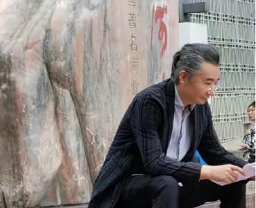 ​知名主持人高博近况曝光！年仅43岁白发皱纹尽显，坐在路边好沧桑