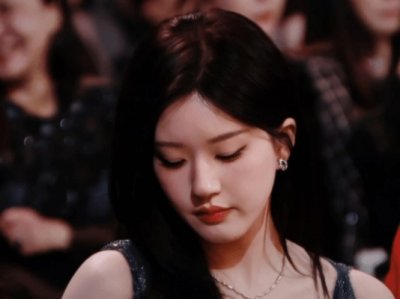 ​被玖月奇迹王小玮惊艳了！真空穿连体裤show出傲人身材，性感迷人