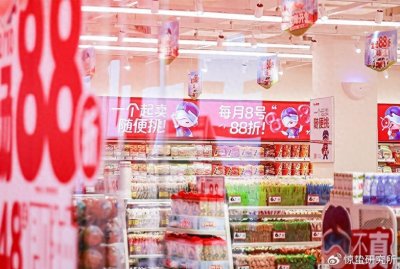 ​半岛聚焦｜2025年量贩零食继续线下激战：巨头们盯上超市生意，能否玩出“新花