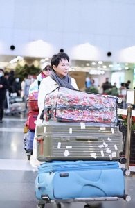 ​综艺《一路繁花》开始录制，74岁刘晓庆现身，张蔷推坐轮椅的向太