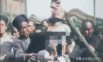 ​1905年一个被凌迟处死的女犯人场面，她被绑在木桩上，而且衣服也