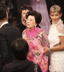 ​香港隐形女首富96岁离世，一生喜欢旗袍，她才是真正的名媛