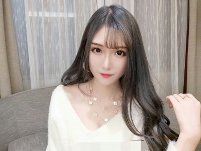 ​路人镜头下的腐团儿，颜值成全场C 位，但一双腿却暴露了真实身高